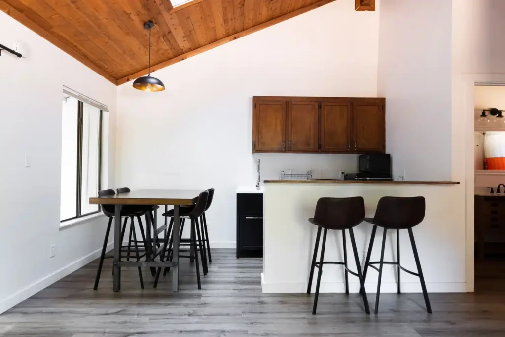 Kitchen of Qual Cabin Lodging